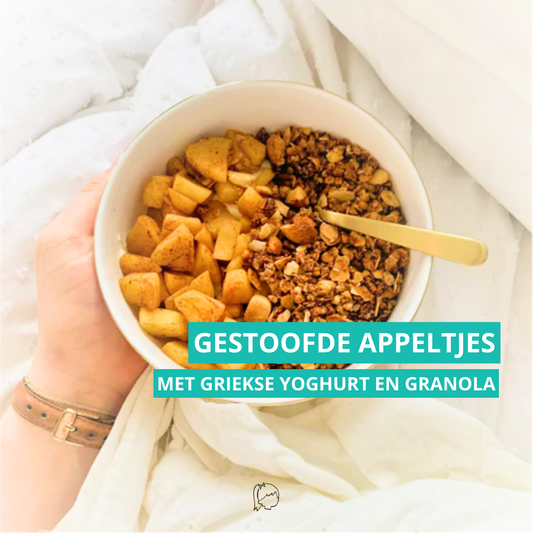 Granola met warme gestoofde appeltjes en griekse yoghurt