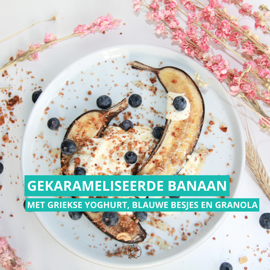 Gekarameliseerde banaan met griekse yoghurt, blauwe besjes en granola