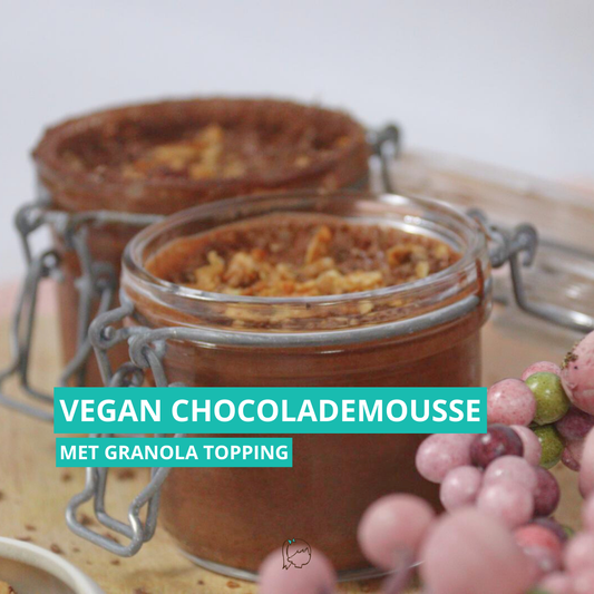 Vegan chocolademousse met granola topping